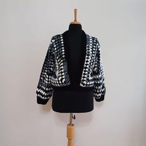 かぎ針編みカーディガン おばあちゃんの六角形カーディガン、かぎ針編みクロップトップ、お母さんへのプレゼント、手編みの冬用ジャケット、女性用手編みカーディガン