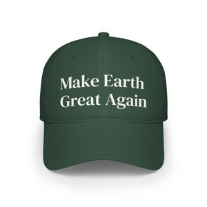 Może przedstawiać: Czapka bejsbolowa w ciemnozielonym kolorze z napisem "Make Earth Great Again" w białym kolorze.
