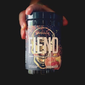 Może przedstawiać: Czarny i czerwony pojemnik na suplement przedtreningowy z napisem "FIEND PRE WORKOUT" i "MIAMI MARG".