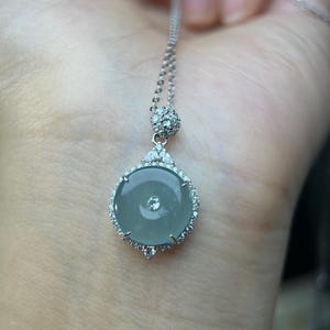 Halsband med obehandlad jadeit, förmögenhets-/säkerhetsknappar och 925 silver
