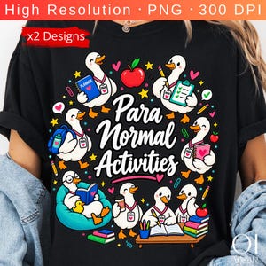 Peut inclure: Un t-shirt noir avec un motif de canards blancs effectuant des activités scolaires et le texte Para Normal Activities. Le design comprend une pomme rouge, des livres, des crayons et des trombones disposés en cercle sur le devant du vêtement.