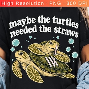 Może przedstawiać: Czarna koszulka z grafiką przedstawiającą dwa zielone żółwie morskie z białymi słomkami. Napis nad żółwiami brzmi, maybe the turtles needed the straws, wykonany białą, zaokrągloną, pogrubioną czcionką, otoczony jasnoniebieskimi bąbelkami.