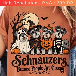Könnte beinhalten: Ein rostfarbenes T-Shirt mit einer Grafik von vier Schnauzer-Hunden in Halloween-Kostümen, darunter ein Geist, eine Hexe, ein Kürbis und ein Skelett. Der Text lautet "Schnauzers, Because People Are Creepy", ergänzt durch Vollmond und Fledermäuse.