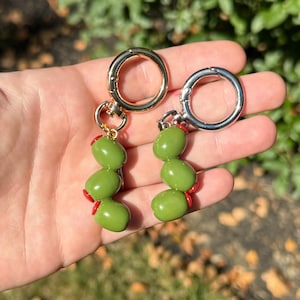 Brelok do kluczy z oliwkowym jedzeniem, ręcznie robiony brelok do kluczy z oliwkowym martini, gliniane oliwkowe zawieszki do torebek, zielone oliwkowe zawieszki do torebek, brudna sztuka martini, oliwkowe zawieszki do torebek