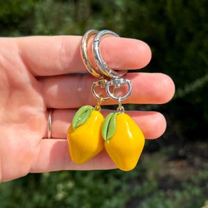 lemon keychain, handmade clay keychains, fruit bag charm, citrus fruit art, food purse charms, cute lemon accessories, key chain charms