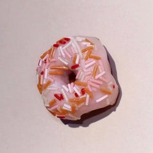 Donut Magnet, handmade polymer clay, fake food magnet, fake food decor, stocking stuffer, food gifts for Christmas, fridge magnets food
