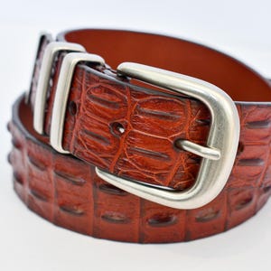 Pasek z fakturą aligatora: srebrna klamra, wytrzymały i wyrafinowany styl