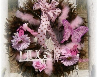 Grillige Shabby Chic Feather krans, bruin met roze bloemen, lint en accenten, wanddecoratie, deurdecoratie, meisjeskamerdecoratie