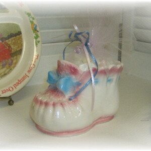 Vintage Kitsch Keramik Baby Bootie Planter gefüllt mit Süßigkeiten, Baby-Dusche-Geschenk, neues Baby Geschenk, Vintage Kinderzimmer Dekor