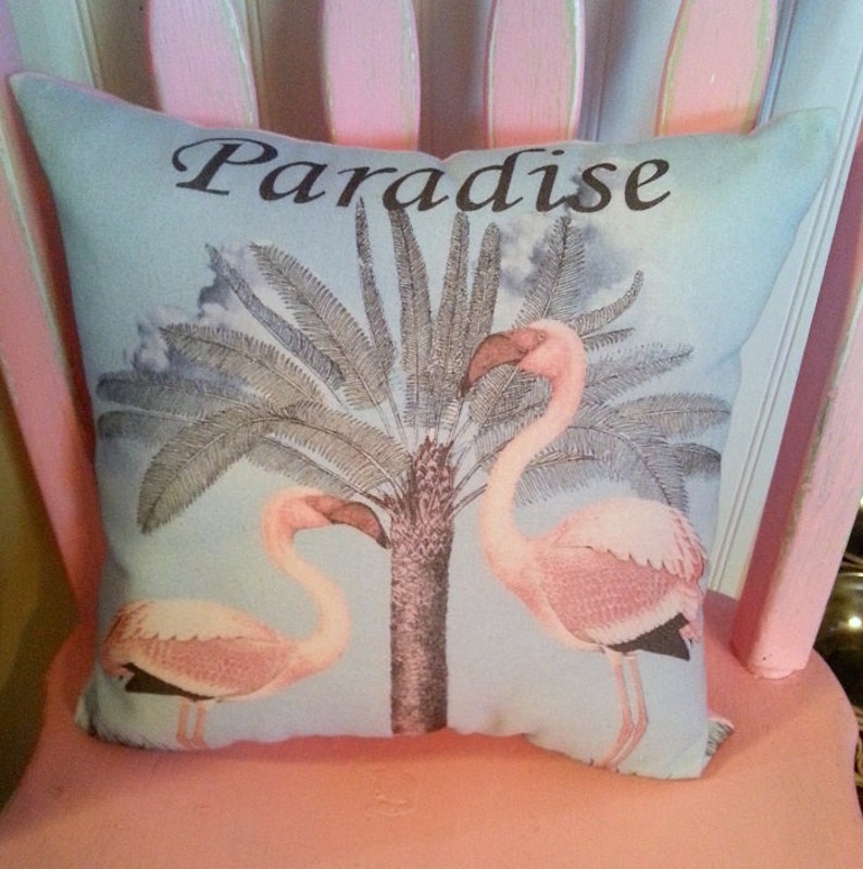 Paradise Pink Flamingo et Palm Tree Pillow, vintage Inspired Beach Decor, Flamingo Themed Decor and Gifts image 1