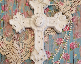 Sierlijk decoratief muurkruis, noodlijdend shabby wit, religieus huisdecor