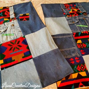 Op de afbeelding: Patchwork denim stof met verschillende blauwtinten, geaccentueerd met kleurrijke geometrische patronen in rood, geel en zwart. Voorzien van zakken en naden van hergebruikte jeans, waardoor een uniek textielontwerp ontstaat.