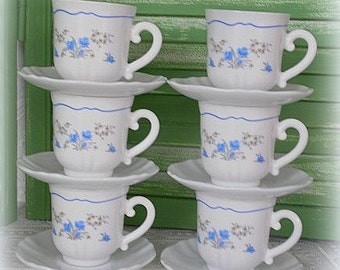 Mooie Cottagecore Blue Floral Acropal French Coffee Tea Cups en schotels, Shabby Chic Cottagecore decor