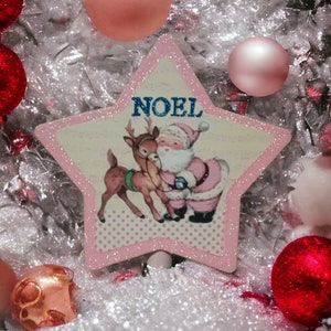 Topo de árvore de Natal retrô kitsch rosa feito à mão com Papai Noel e renas criado a partir de imagem de cartão de Natal vintage