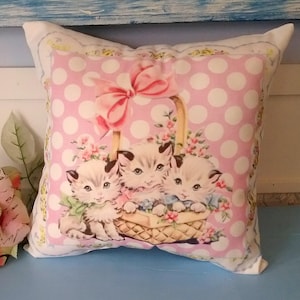 Almofada Kitsch retrô com gatinhos vintage em uma cesta, decoração de berçário, presente para bebês, presente para amantes de gatos feito à mão nos EUA