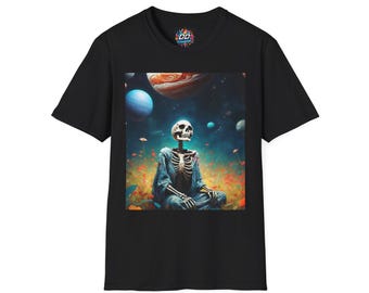 T-shirt met grafische afbeelding van een mediterend skelet in de ruimte en een kosmische bloemenprint.