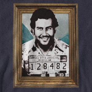 Pablo Escobar-kartel T-shirt | Ingelijste foto van drugsbaas Pablo Escobar die wordt vastgezet in de gevangenis. T-shirt met drugscultuur voor cocaïne.