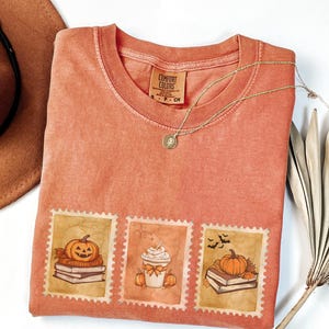 Halloween Lese-Shirt, Halloween Kaffee-Shirt, Comfort Colors® Kaffee-Halloween-Shirt, Herbst-Kaffee-Shirt, Halloween-Bücher, Buchliebhaber-T-Shirt