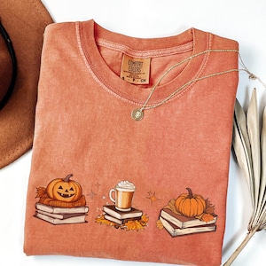 Halloween Lesehemd, Halloween Kaffeehemd, Comfort Colors® Kaffee-Halloween-Hemd, Herbstkaffee-Hemd, Halloween-Bücher-Hemd,