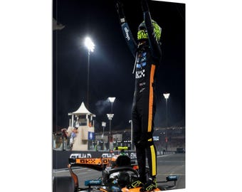 Puede incluir: Impresión en lienzo de un piloto de Fórmula 1 celebrando su victoria. El piloto, con un traje de carreras negro y naranja y un casco verde neón, está de pie sobre un coche naranja y negro. El fondo muestra una carrera nocturna.