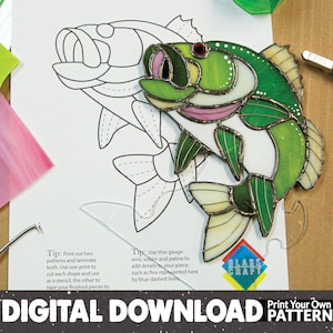 Może przedstawiać: Cyfrowy wzór do pobrania do projektu witrażu z kreskówkowym okoniem. Wzór zawiera instrukcje dotyczące cięcia, lutowania i patynowania elementów szklanych. Wzór jest dostępny do natychmiastowego pobrania.