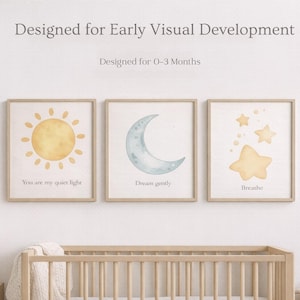 Puede incluir: Tres impresiones artísticas enmarcadas en acuarela con un tema de sol, luna y estrellas. El sol es amarillo, la luna es azul y las estrellas son amarillas. El texto en las impresiones dice: "You are my quiet light", "Dream gently" y "Breathe".
