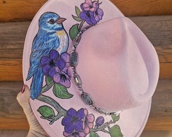 Sombrero floral de pájaro azul pintado y quemado a mano en rosa claro – Sombrero único de ala ancha con banda metálica – Estilo bohemio occidental
