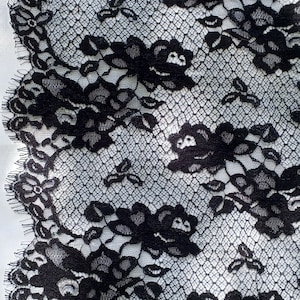 Schwarzer „Phantom Rose Lace“ Gothic-Chantilly-Stickerei, floraler, zart gewellter Wimpernspitzenstoff für Kleider/Abendmode/Kostüme, 127 cm