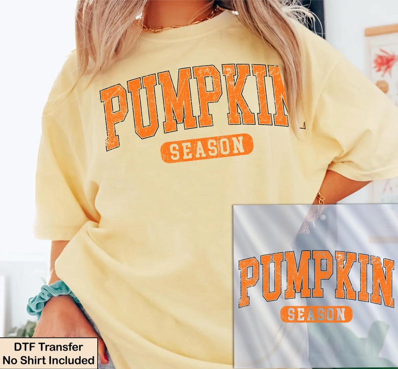 K&ouml;nnte beinhalten: Ein hellgelbes Kurzarm-T-Shirt mit dem Text PUMPKIN SEASON in einer abgenutzten orangefarbenen Schrift mit schwarzer Umrandung. Das Design ist in einem gro&szlig;en Bogen auf der Brust gedruckt. Eine separate quadratische Grafik zeigt das Motiv.