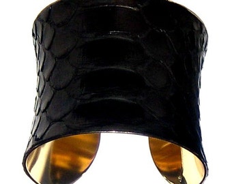 Glänzendes schwarzes Schlangenleder Gold Lined Manschetten-Armband - von UNEARTHED