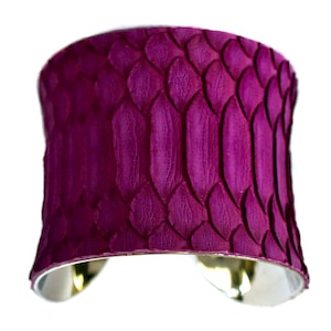 Schlangenfell Manschettenarmband in Matte Finish Violett - by UNEARTHED