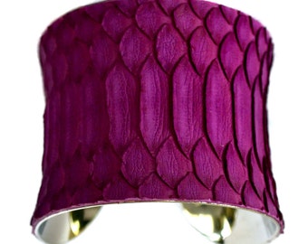 Schlangenfell Manschettenarmband in Matte Finish Violett - by UNEARTHED