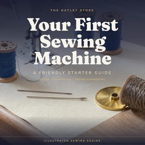 Puede incluir: Una guía electrónica ilustrada titulada Your First Sewing Machine: A Friendly Starter Guide, con texto sobre configuración, enhebrado y solución de problemas. La portada muestra carretes de hilo azul, dos agujas y una bobina de latón.