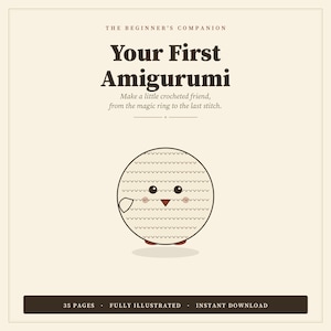 Könnte beinhalten: Buchcover "Your First Amigurumi" mit einer Illustration eines gehäkelten Charakters. Der Text lautet: "Mache einen kleinen gehäkelten Freund, vom magischen Ring bis zum letzten Stich." Das Buch hat 35 Seiten, ist vollständig illustriert und sofort zum Download verfügbar.