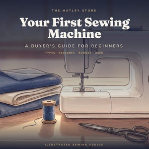 Op de afbeelding: Een geïllustreerde digitale naaigids getiteld Your First Sewing Machine: A Buyer's Guide for Beginners. De afbeelding toont een witte naaimachine, een stapel gevouwen blauwe en crèmekleurige stoffen, een klosje blauw garen, een schaar en een speldenkussen.