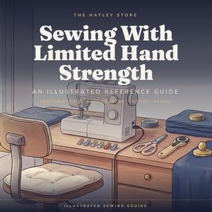 Op de afbeelding: Een geïllustreerde handleiding getiteld Sewing With Limited Hand Strength van The Hatley Store, met een naaimachine, stof, een schaar, een rolsnijder en naaiklemmen op een houten bureau met een stoel.
