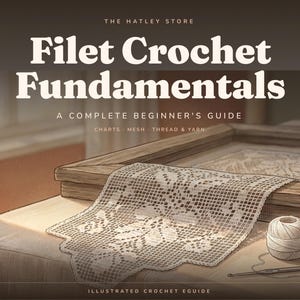 Può includere: Una guida digitale intitolata The Hatley Store Filet Crochet Fundamentals: A Complete Beginner's Guide. La copertina mostra un pezzo di pizzo all'uncinetto filet bianco, una cornice in legno, un gomitolo di filo bianco e un uncinetto in metallo.