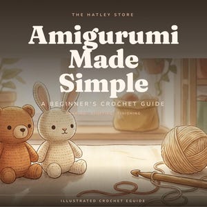 Puede incluir: Una guía digital titulada Amigurumi Made Simple, A Beginner's Crochet Guide, con un oso de ganchillo marrón, un conejo de ganchillo crema, un ovillo de lana y un ganchillo de madera. El texto incluye The Hatley Store y Illustrated Crochet Eguide.