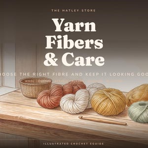 Puede incluir: Una guía ilustrada titulada THE HATLEY STORE Yarn Fibers & Care, que muestra una mesa de madera con una cesta tejida, varias madejas de hilo en tonos rojo, blanco, amarillo y verde, y un ganchillo de madera. El texto dice CHOOSE THE RIGHT FIBRE AND KEEP IT LOOKING GOOD y ILLUSTRATED CROCHET EGUIDE.