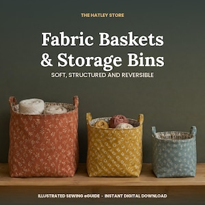 Peut inclure: Trois paniers de rangement en tissu de couleur rouille, jaune moutarde et vert sauge, chacun avec un petit motif floral blanc et deux anses. Le texte indique : THE HATLEY STORE, Fabric Baskets & Storage Bins, SOFT, STRUCTURED AND REVERSIBLE, ILLUSTRATED SEWING eGUIDE - INSTANT DIGITAL DOWNLOAD.