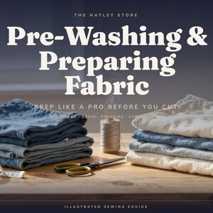 Puede incluir: Una guía titulada Pre-Washing & Preparing Fabric con el texto Prep like a pro before you cut. Dos pilas de tela doblada, una azul y otra crema, sobre una mesa con un carrete de hilo, una aguja y una cinta métrica blanca.