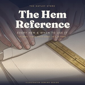 Könnte beinhalten: Ein illustrierter Nähleitfaden mit dem Titel The Hem Reference: Every Hem & When To Use It. Das Cover zeigt eine Grafik von gefaltetem Stoff mit einem Holzlineal mit metrischen Maßen sowie den Text 18+ Hems, Fabric Match Guide, US & UK Terms.