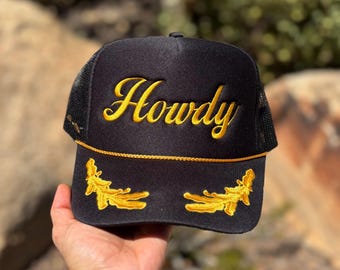 Gorra de camionero bordada Howdy - Gorra moderna con costuras doradas