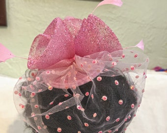CUSTOM Gorgeous Pink Fascinator con brillo, cristales, redes y plumas