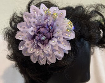Clip de flor de pelo de crisantemo de lavanda púrpura con cristales