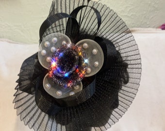 Magnífico sombrero de rueda de carro granate y fascinador rosa con perlas falsas, cristales, redes y plumas