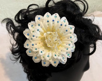Crema Crema Flor de Crisantemo Blanco Clip para el Cabello con Cristales
