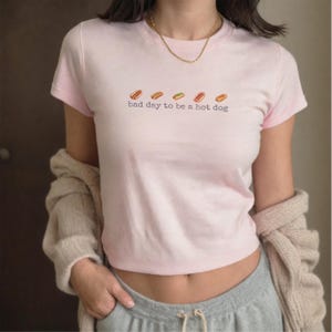 T-shirt bébé de l'an 2000, chemise hot-dog drôle 4 juillet, t-shirt bébé jour de l'indépendance, mauvais jour pour être un hot-dog, joli haut court patriotique, streetwear d'été