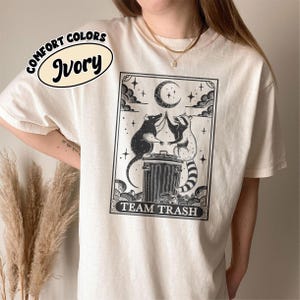 Carte de tarot vintage Team Trash T-shirt, t-shirt graphique croissant de lune à opossum et raton laveur