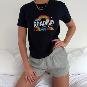 Koszulka dla niemowląt Reading is Fundamental, koszulka dla miłośników poezji, koszulka dla mola książkowego i czytelnika książek